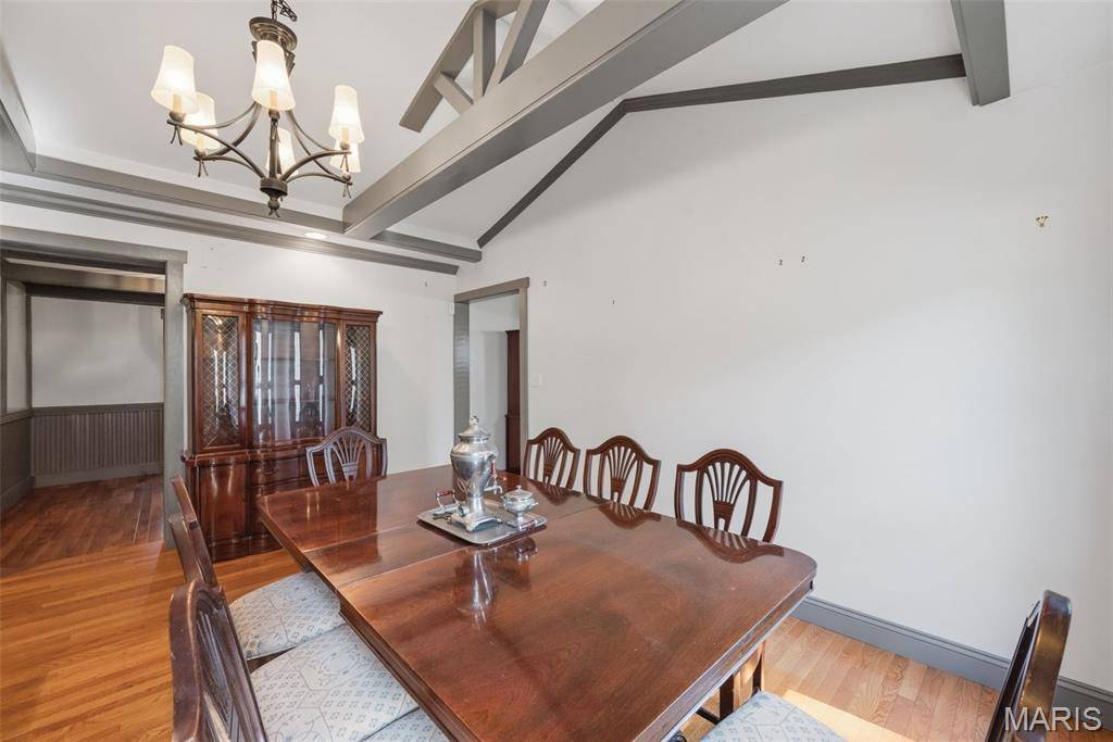 418 Oak Tree DR, Webster Groves, MO 63119