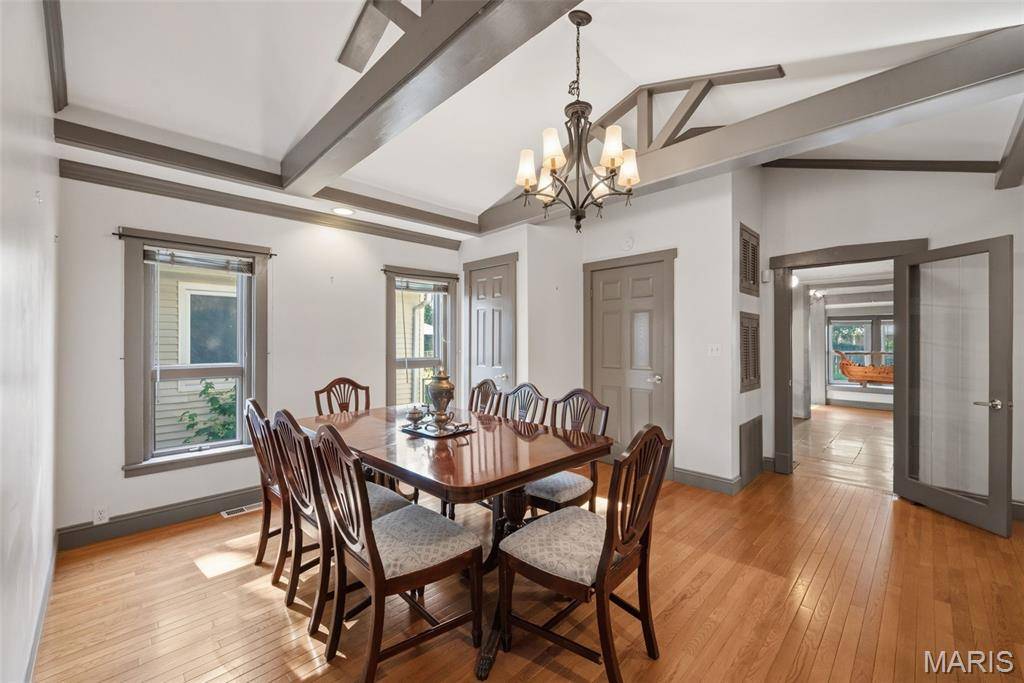 418 Oak Tree DR, Webster Groves, MO 63119