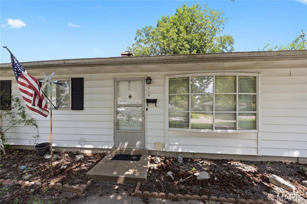 114 Saint James LN, East St Louis, IL 62206