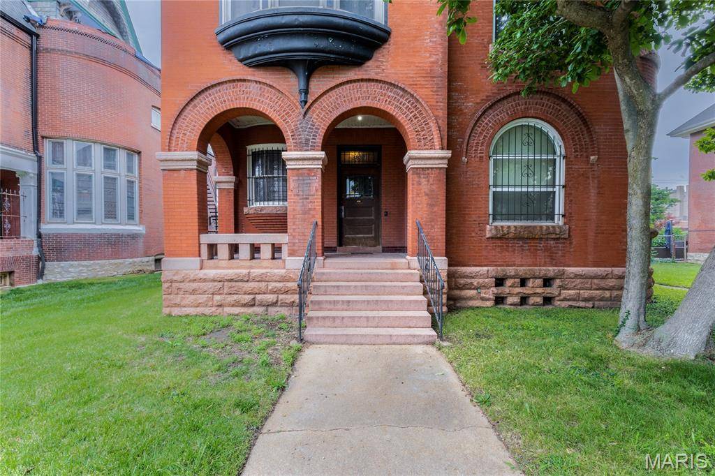 3835 Westminster PL, St Louis, MO 63108