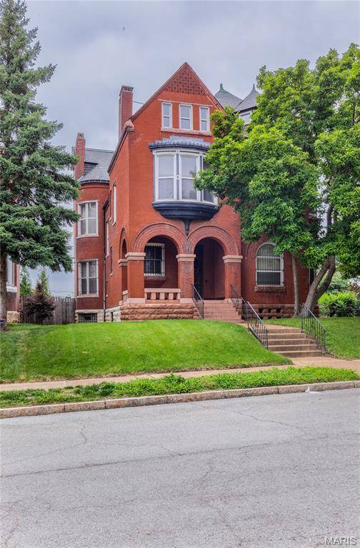 3835 Westminster PL, St Louis, MO 63108