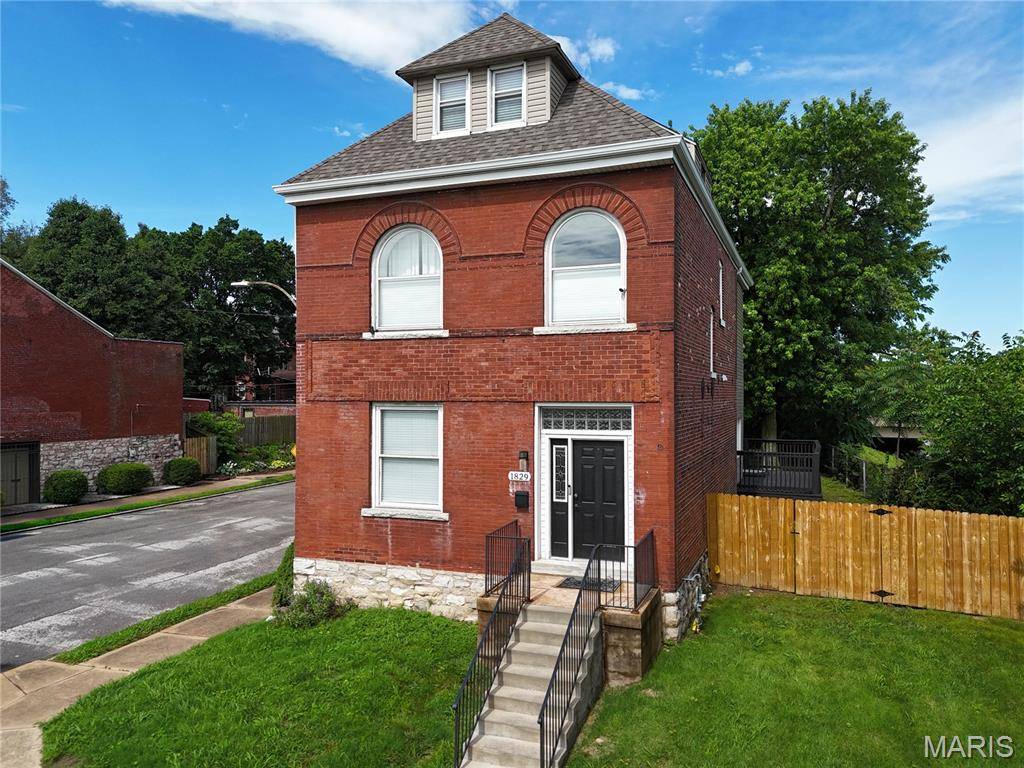 1829 Oregon AVE, St Louis, MO 63104