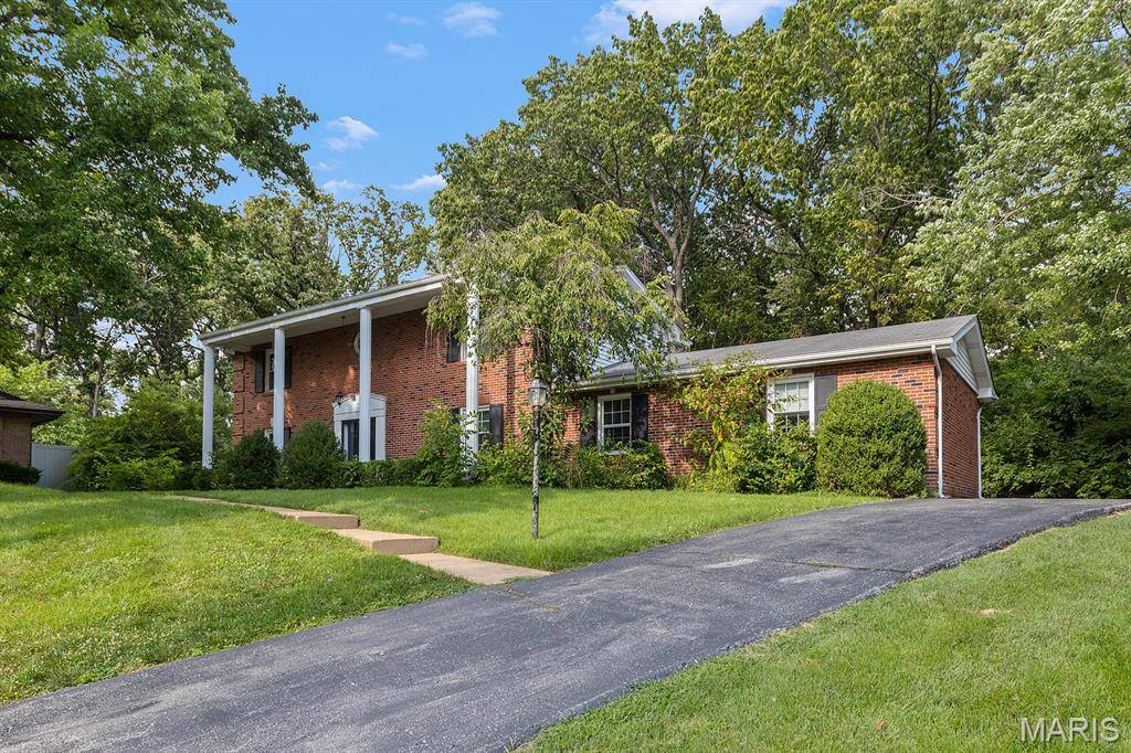 54 Morwood LN, Creve Coeur, MO 63141