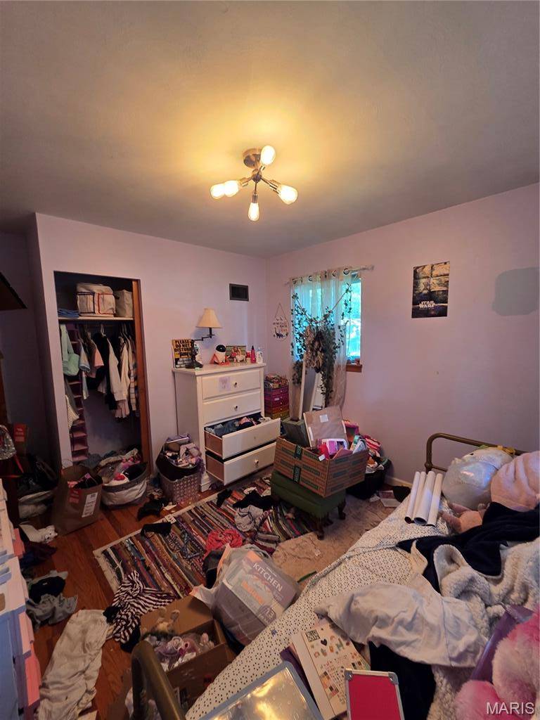 855 Lilac DR, Florissant, MO 63031