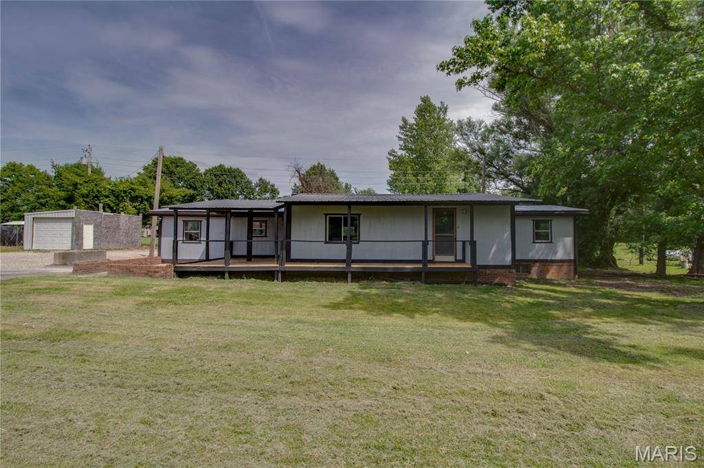 30396 Domino LN, Godfrey, IL 62035