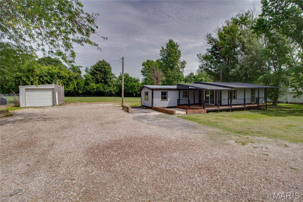 30396 Domino LN, Godfrey, IL 62035