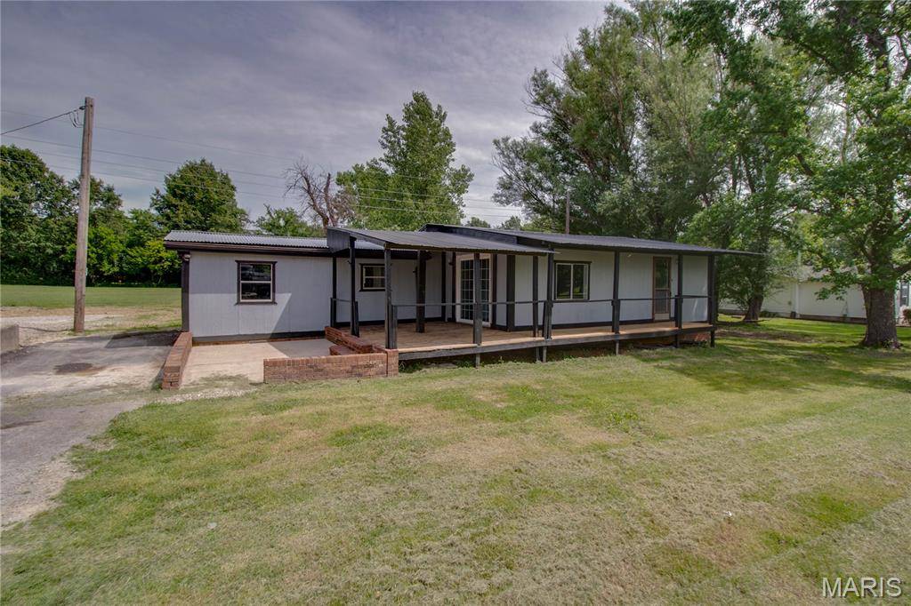 30396 Domino LN, Godfrey, IL 62035