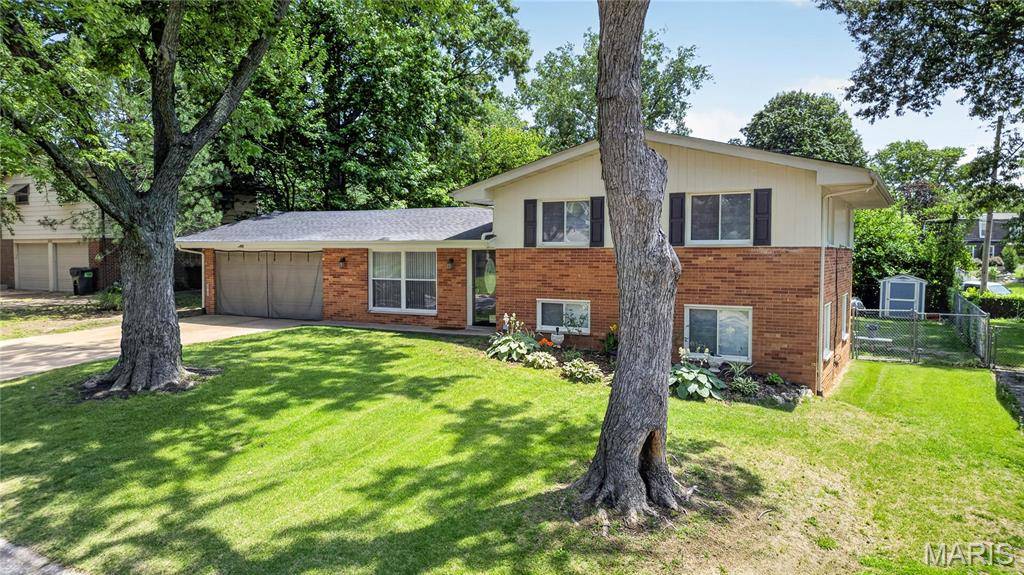 824 English LN, Belleville, IL 62223