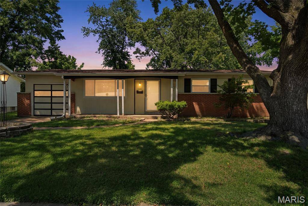1395 Redbird DR, Florissant, MO 63031