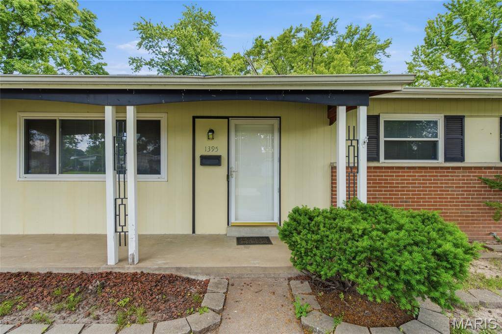 1395 Redbird DR, Florissant, MO 63031