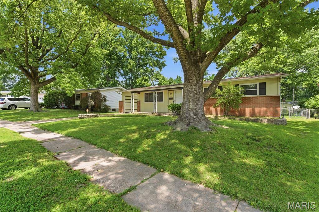 1395 Redbird DR, Florissant, MO 63031