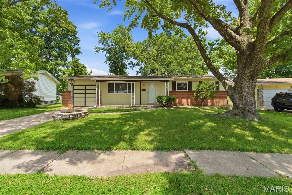 1395 Redbird DR, Florissant, MO 63031