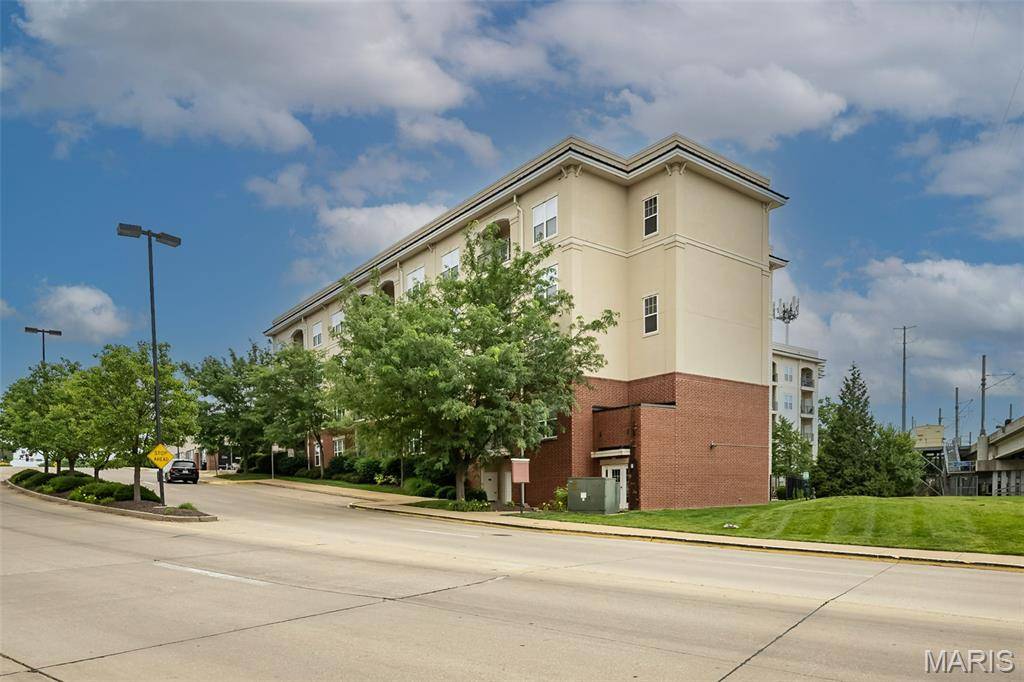 1270 Strassner DR #3202, Brentwood, MO 63144