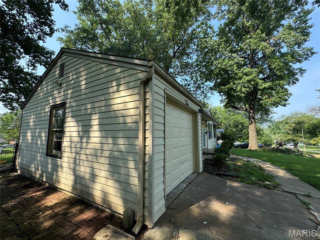 10 Drummond DR, St Louis, MO 63135