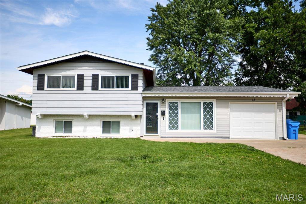 13 Sunridge LN, Florissant, MO 63031