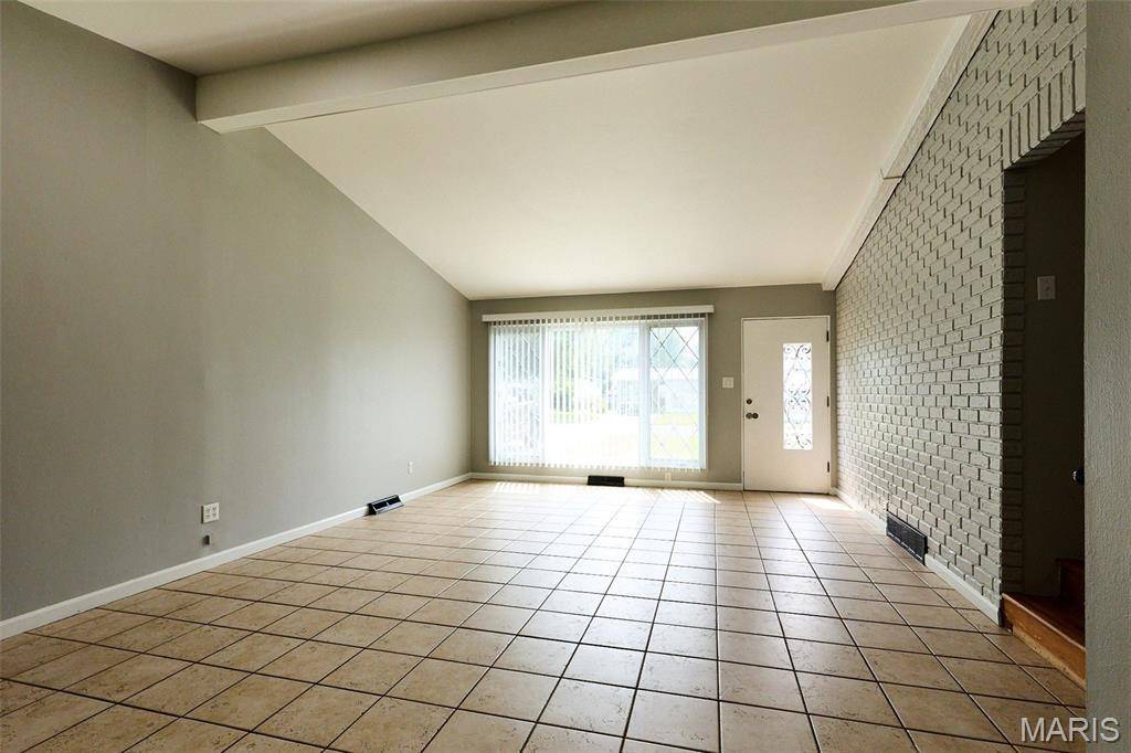 13 Sunridge LN, Florissant, MO 63031