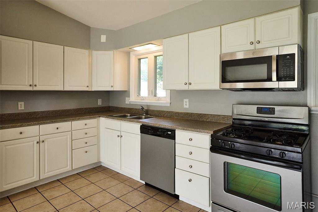13 Sunridge LN, Florissant, MO 63031