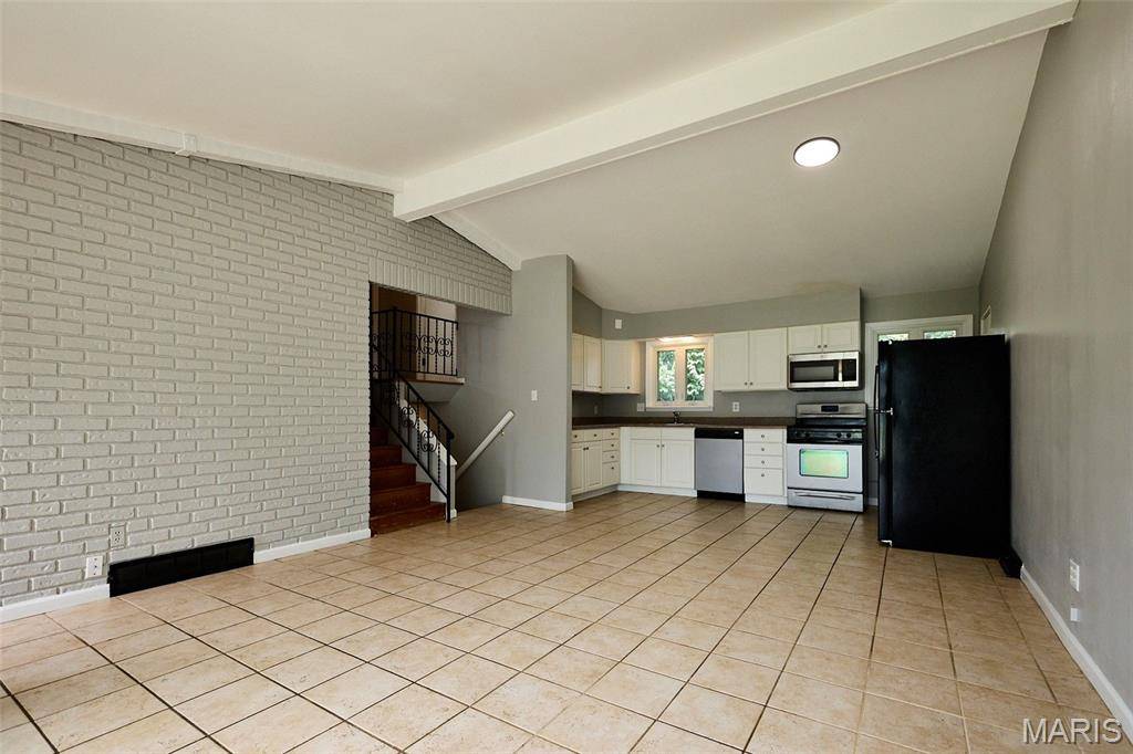 13 Sunridge LN, Florissant, MO 63031