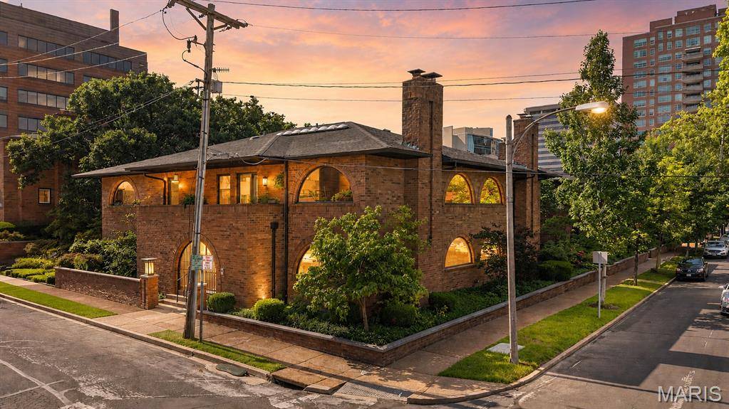 8030 Pershing AVE, St Louis, MO 63105