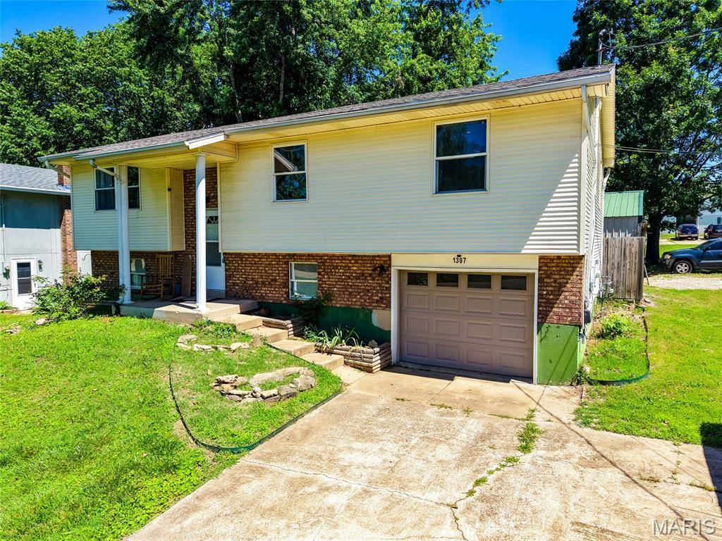 1307 E Chestnut ST, Desloge, MO 63601