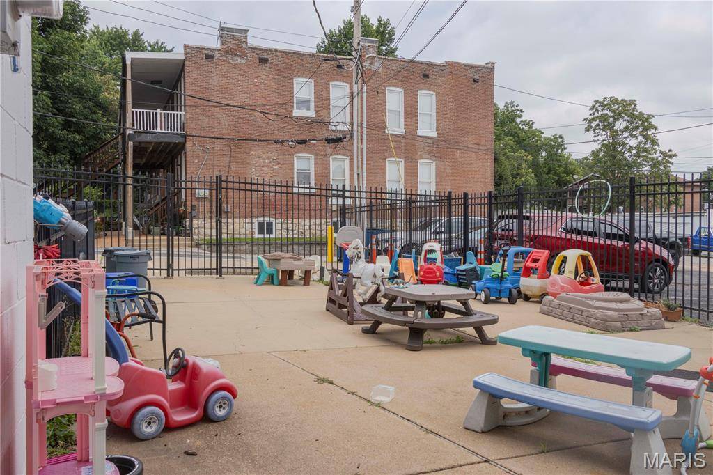 6831 Manchester AVE, St Louis, MO 63143