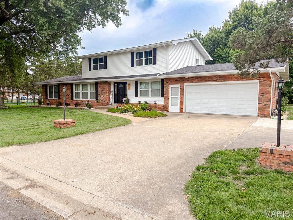 2707 Lemon Street RD, Highland, IL 62249