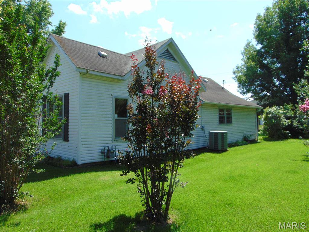 105 N 6th ST, Elkville, IL 62932