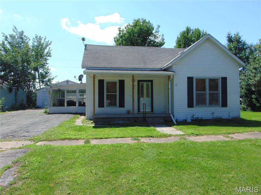 105 N 6th ST, Elkville, IL 62932
