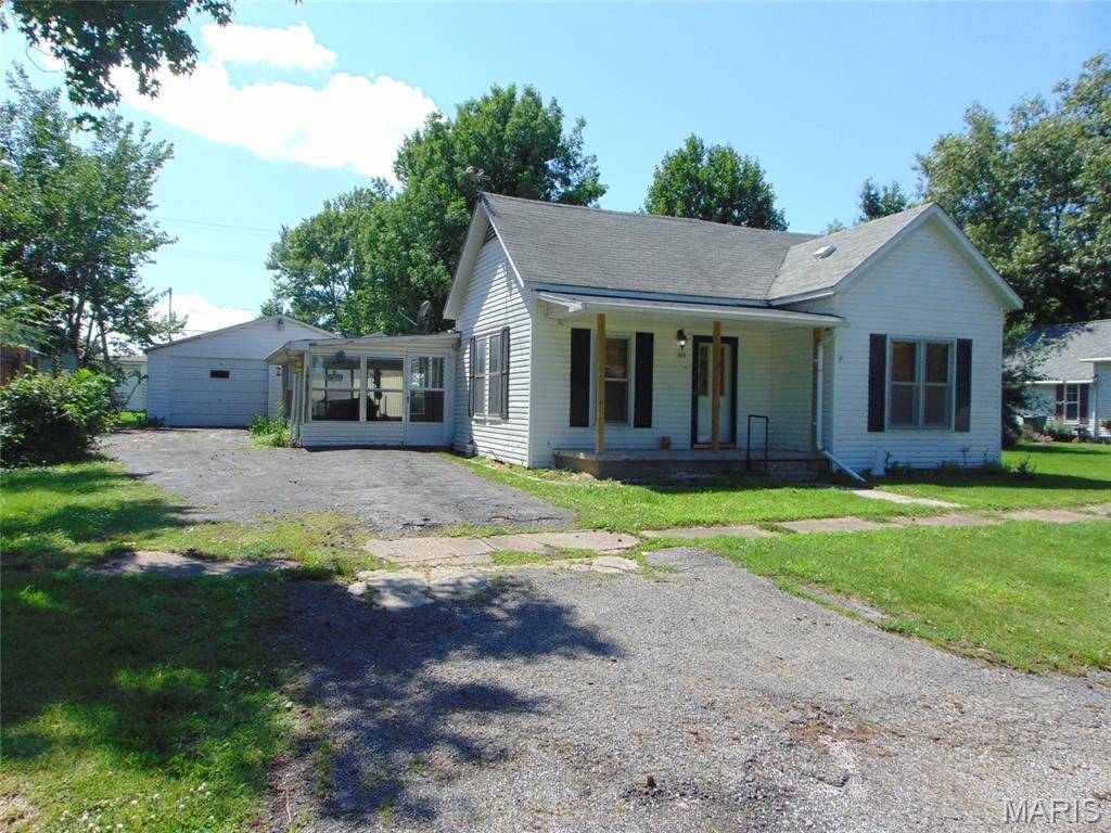 105 N 6th ST, Elkville, IL 62932