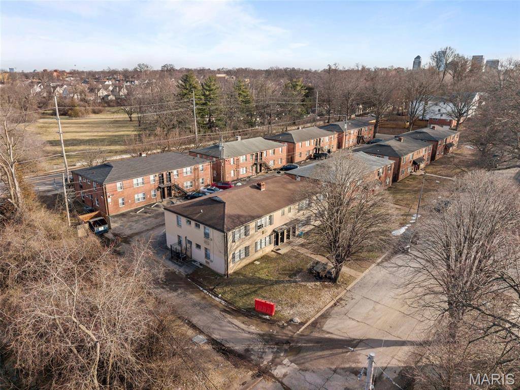 1000 Wild Cherry LN, University City, MO 63130