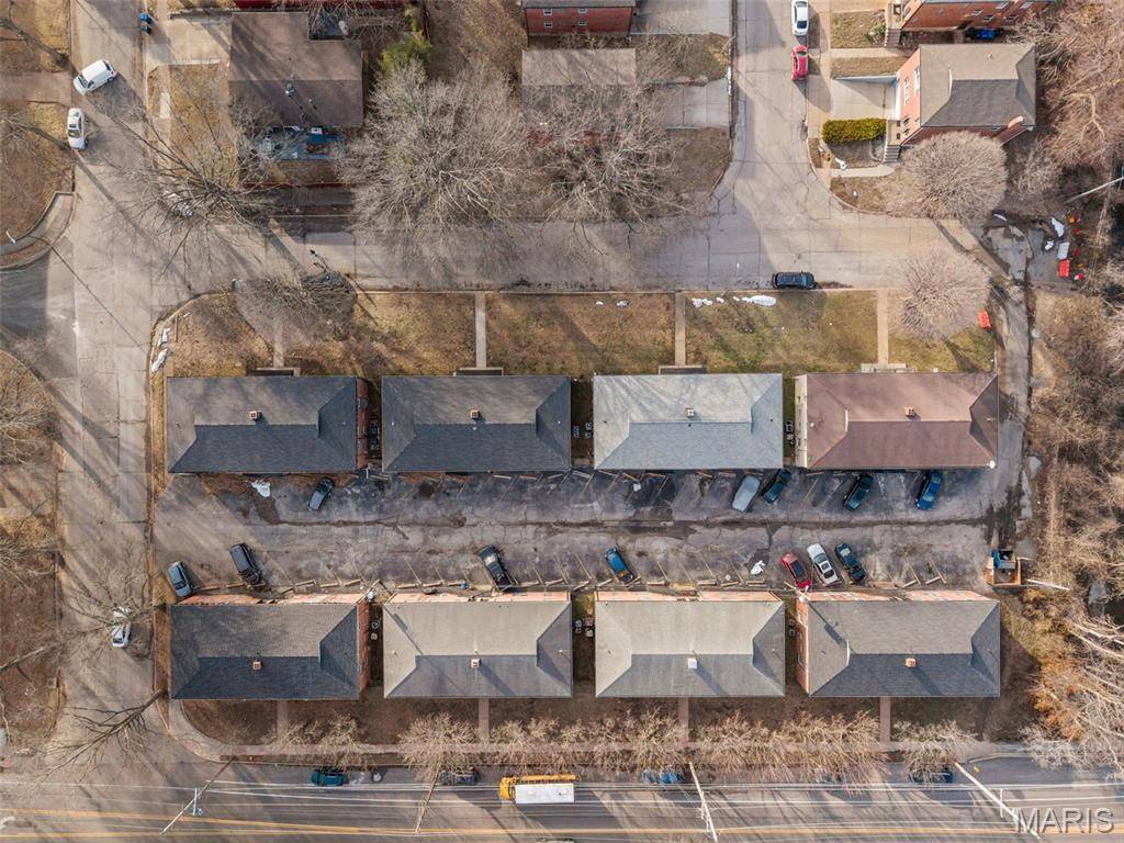 1000 Wild Cherry LN, University City, MO 63130