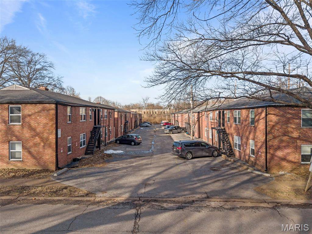 1000 Wild Cherry LN, University City, MO 63130