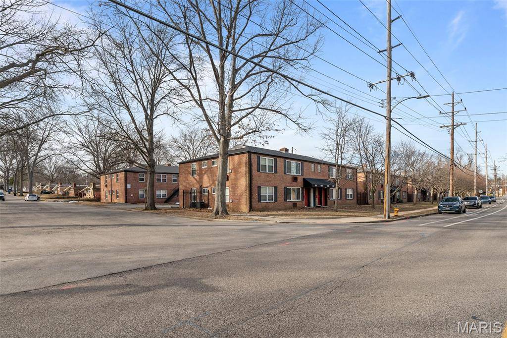 1000 Wild Cherry LN, University City, MO 63130