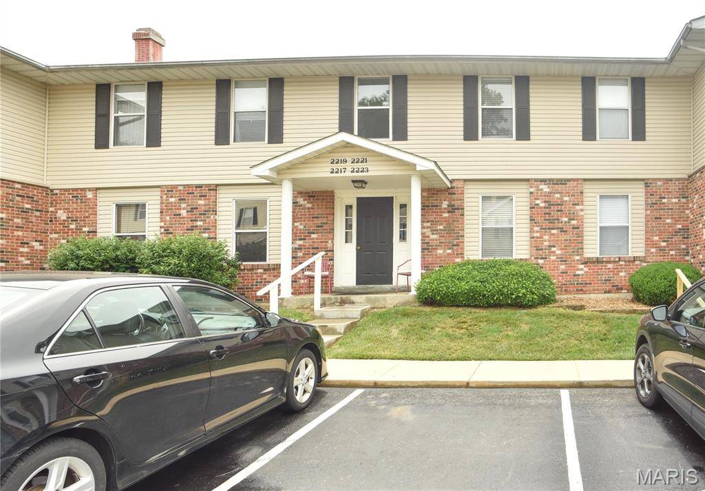 2221 Highland Hill DR #D, St Peters, MO 63376