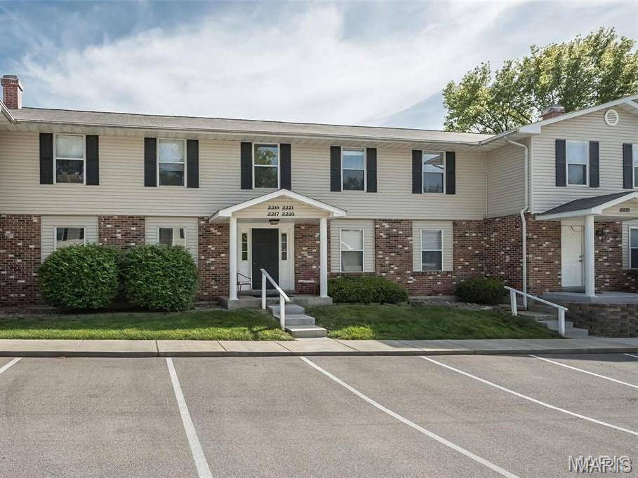 2221 Highland Hill DR #D, St Peters, MO 63376
