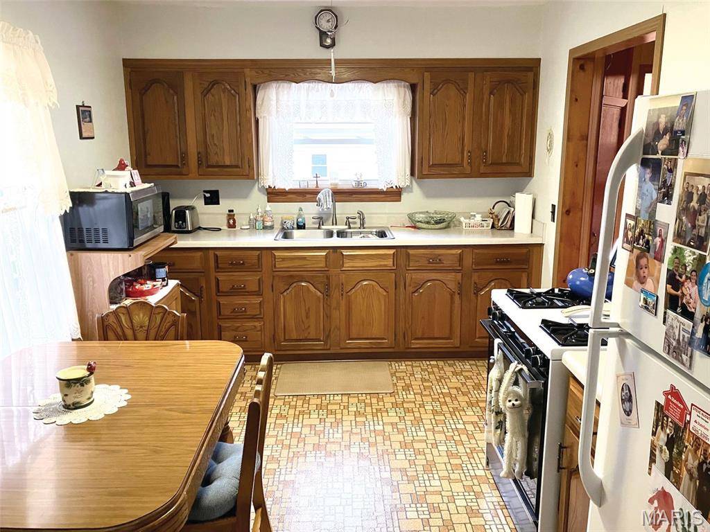 811 E 2nd ST, Beckemeyer, IL 62219