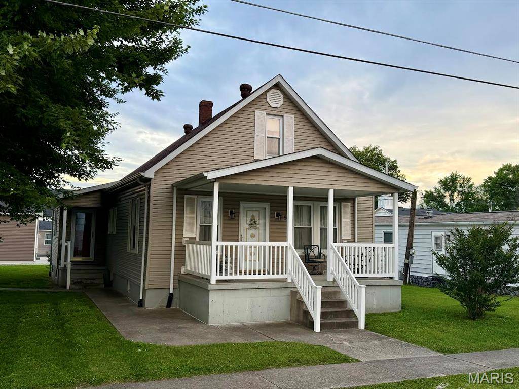 9 E Birch ST, New Baden, IL 62265