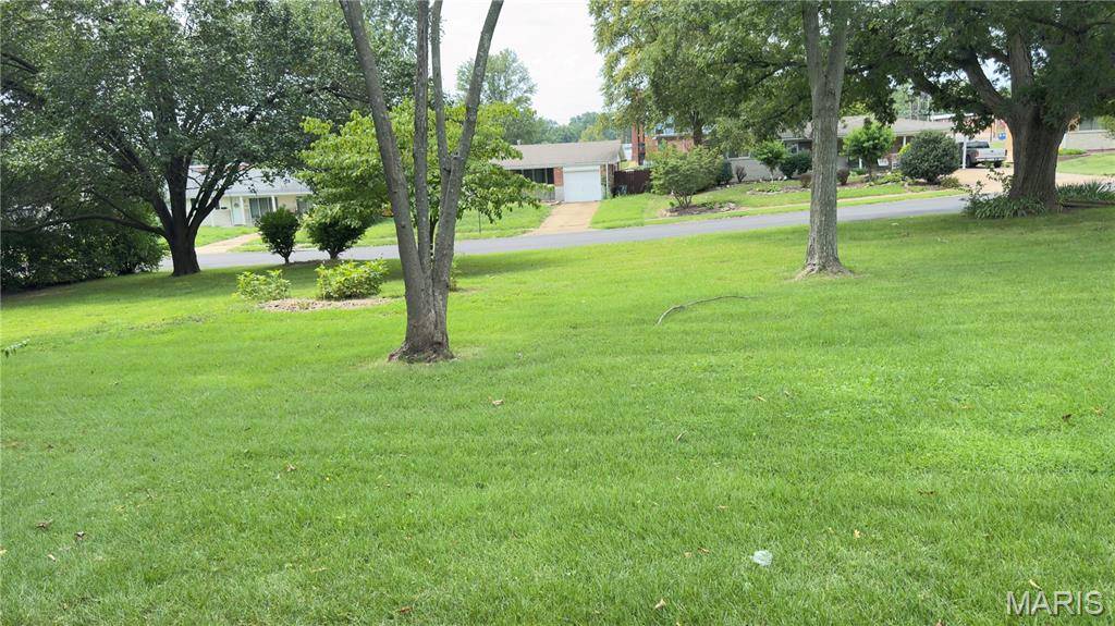 660 Herbst DR, Florissant, MO 63031