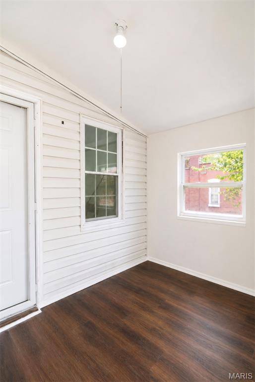 215 Weiss AVE, St Louis, MO 63125