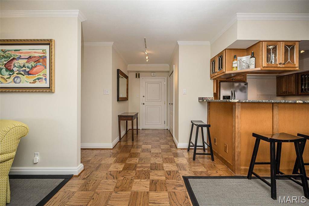900 S Hanley RD #11D, St Louis, MO 63105