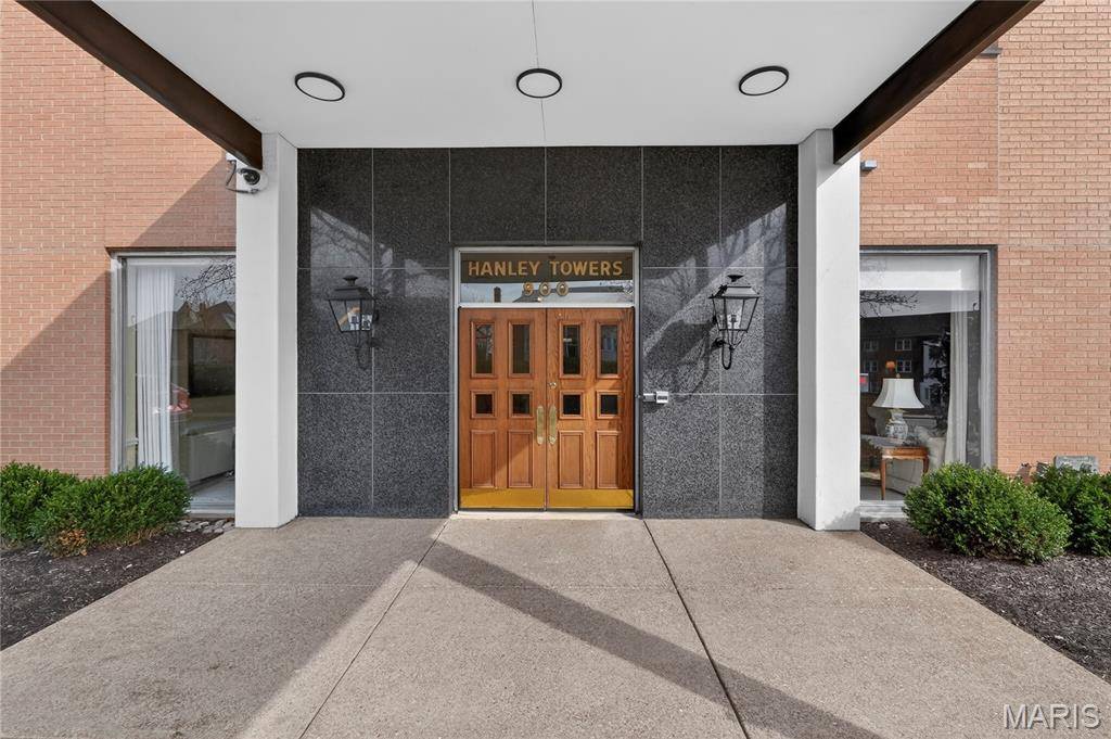 900 S Hanley RD #11D, St Louis, MO 63105