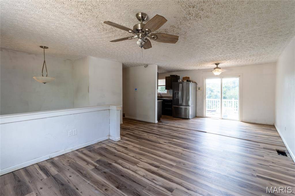 24235 Thames LN, St Robert, MO 65584