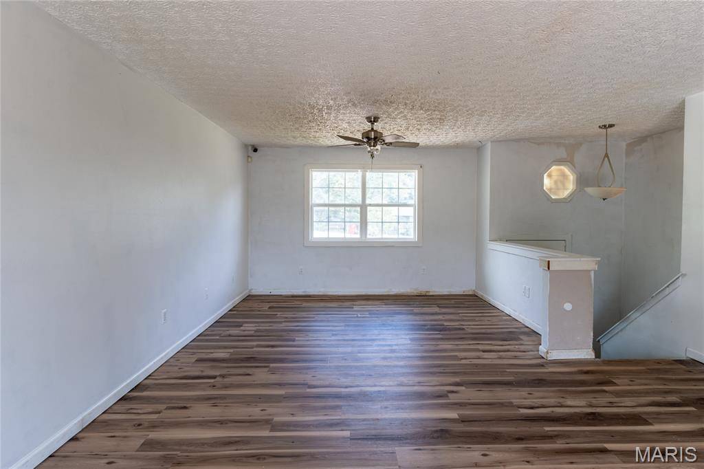 24235 Thames LN, St Robert, MO 65584