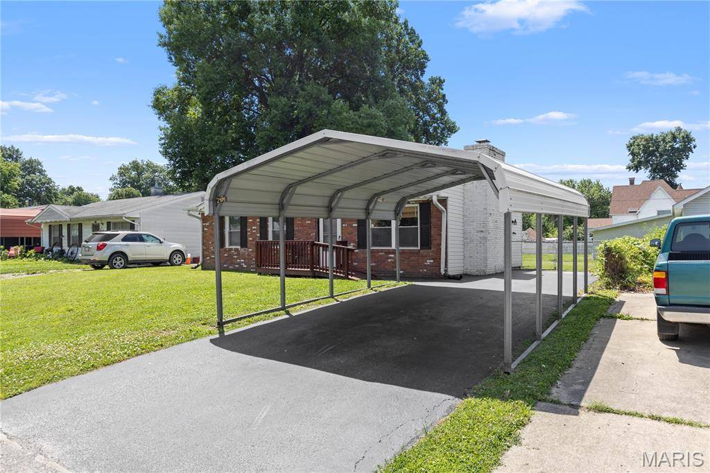 2404 Meadowlane DR, Mitchell, IL 62040