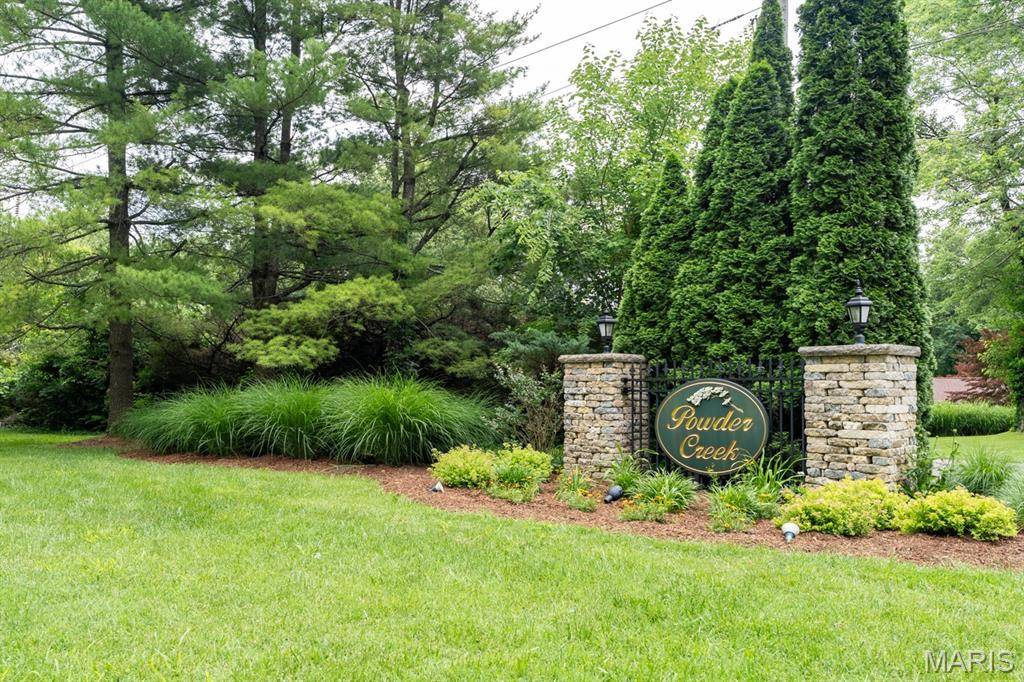 18 Powder Creek DR, Belleville, IL 62223