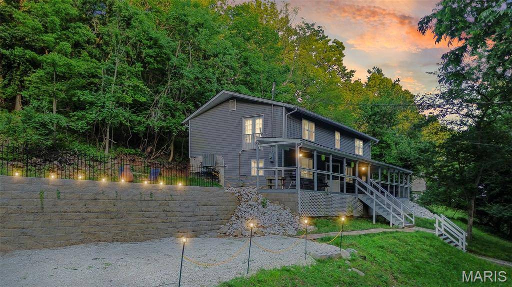 121 N Cedar ST, Grafton, IL 62037