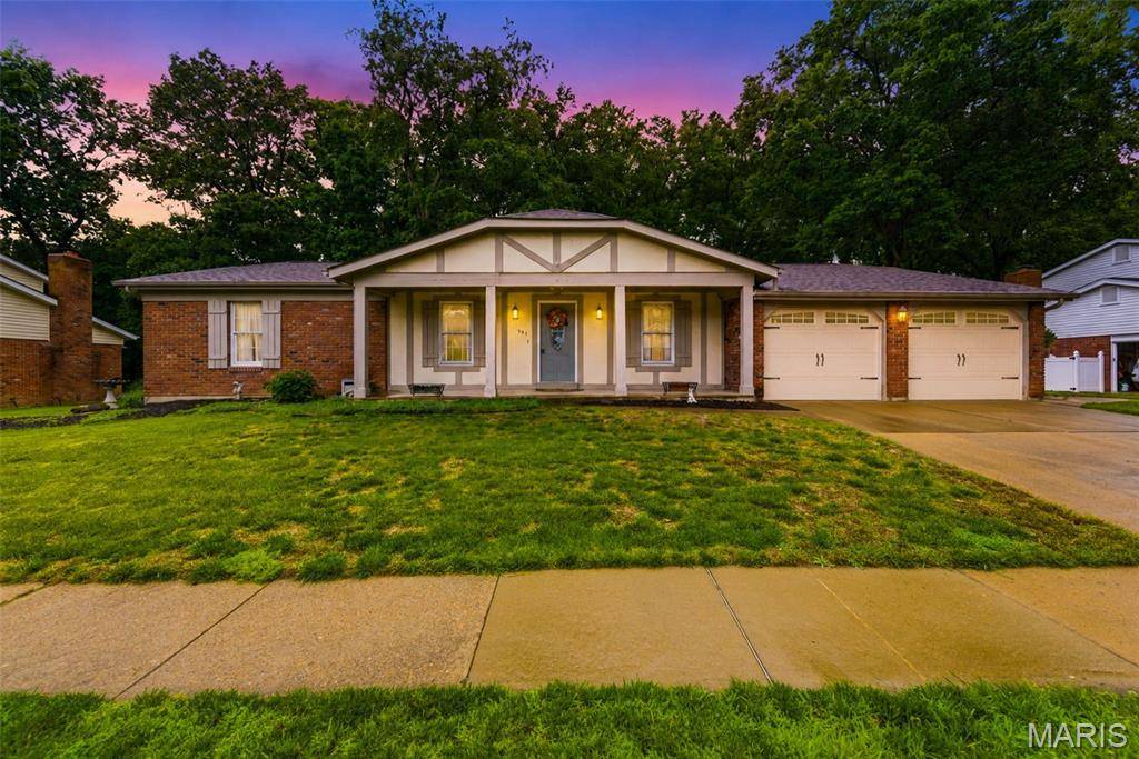 537 Huntercreek Ridge CT, Des Peres, MO 63131