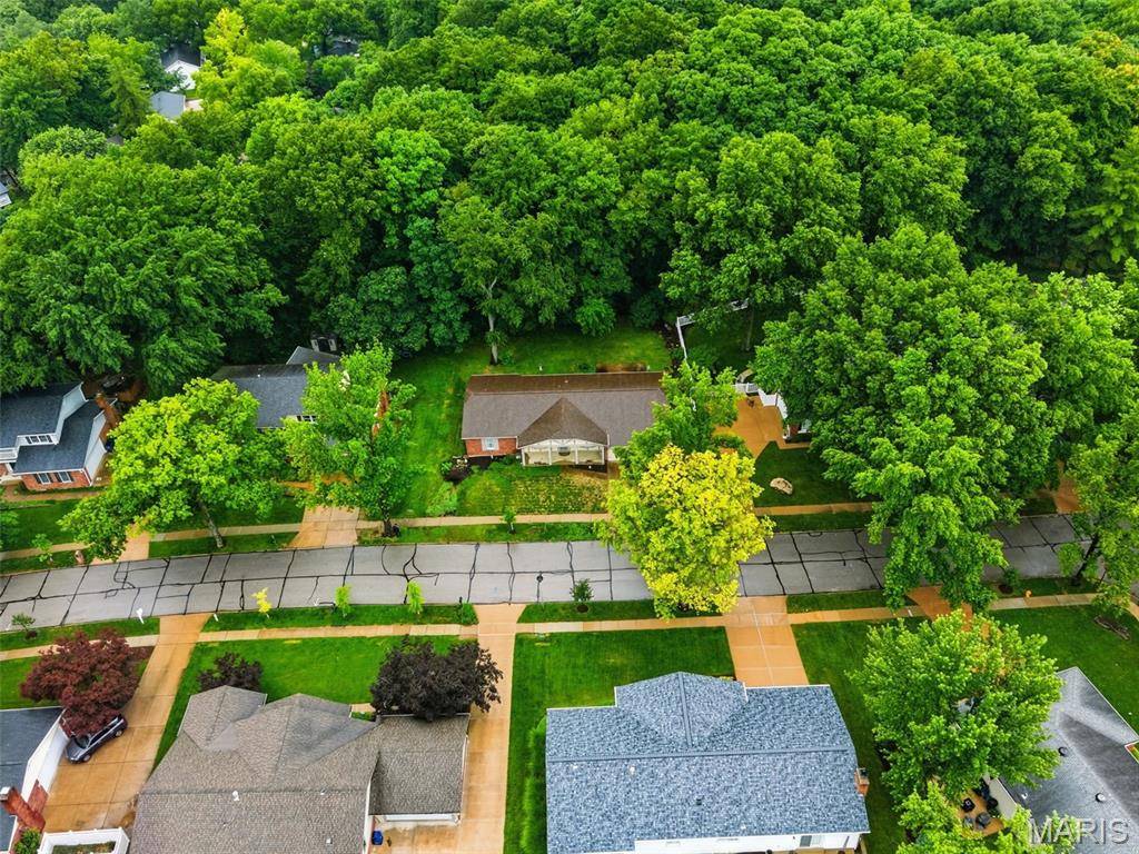 537 Huntercreek Ridge CT, Des Peres, MO 63131