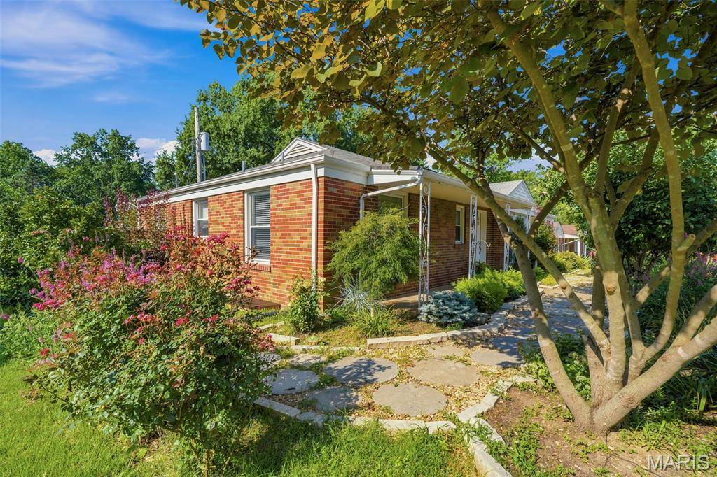 8412 Old Bonhomme RD, University City, MO 63132