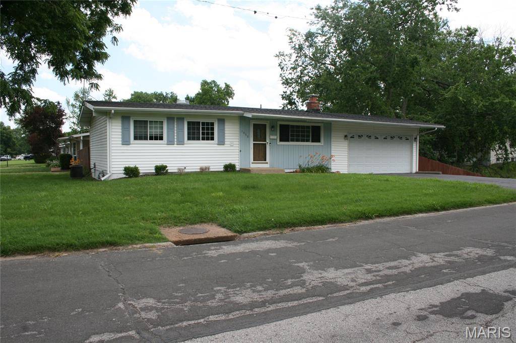 1060 Loveland DR, Florissant, MO 63031